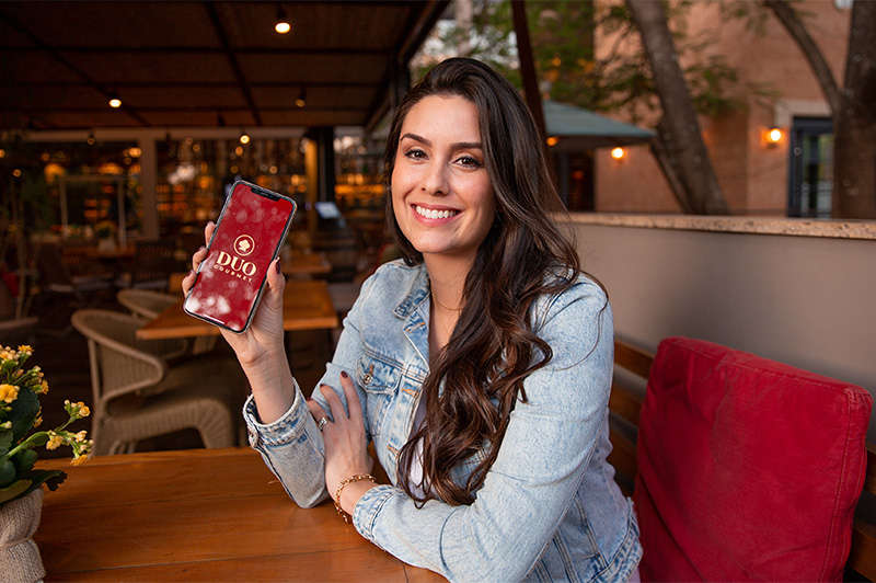 Cliente usando o app Duo Gourmet